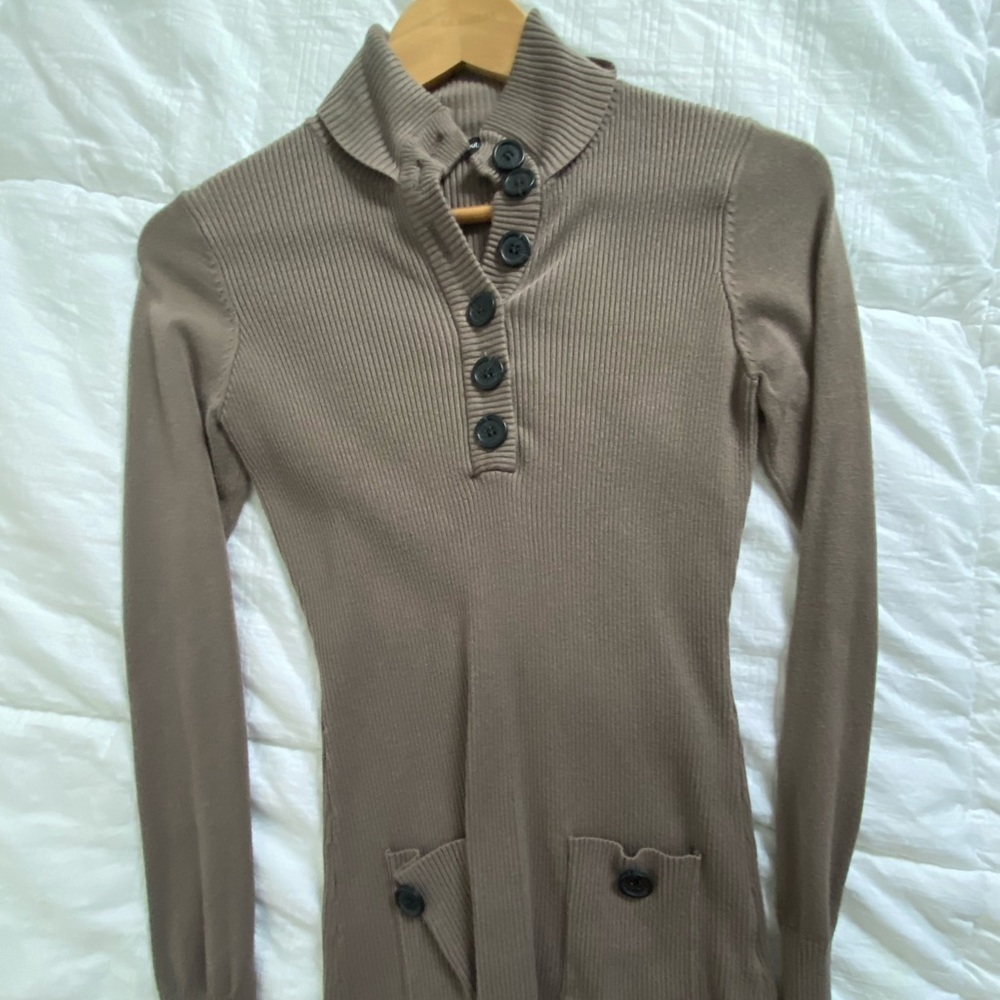 Good as new beautiful sweater hugs your body